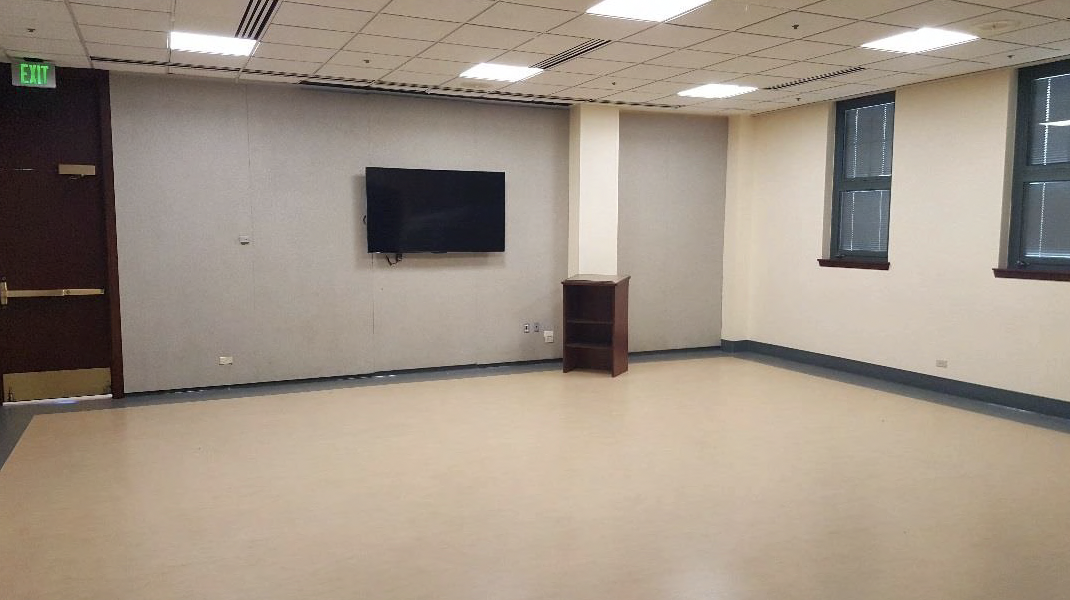 The Meeting Room holds 60 people and its dimensions are 25’5” x 27’7”.